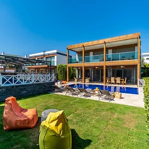 Villa Deluxe Emilie With Private Swimming Pool